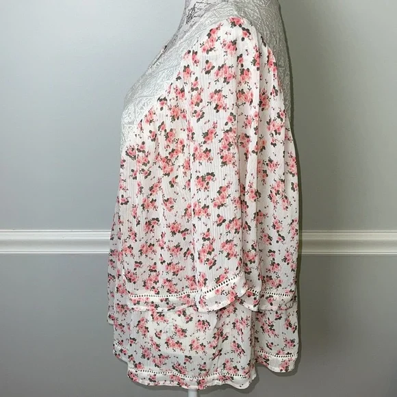 Torrid Cream Pink Floral and Lace Blouse 0 - Picture 3 of 5